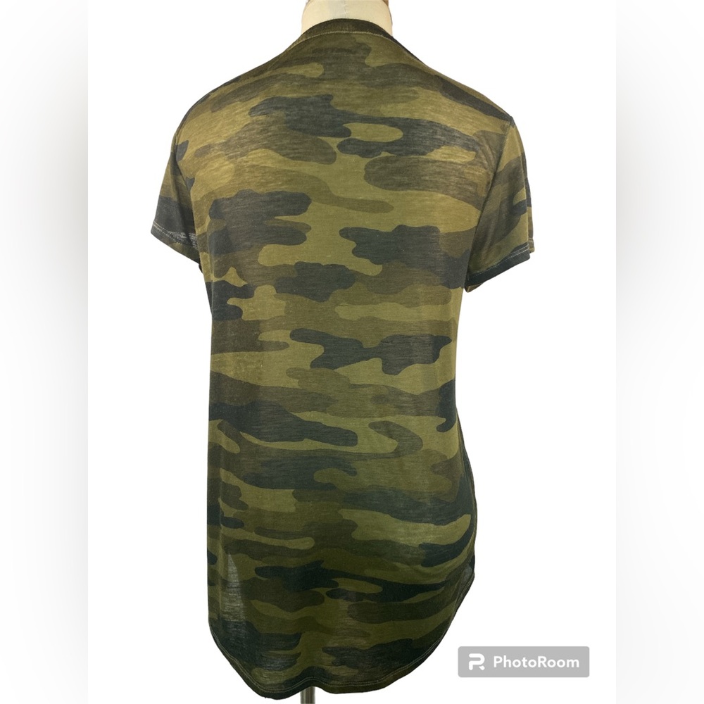 Lucky Brand Short Sleeve Camo V Neck T-Shirt Women’s Large - Picture 2 of 3